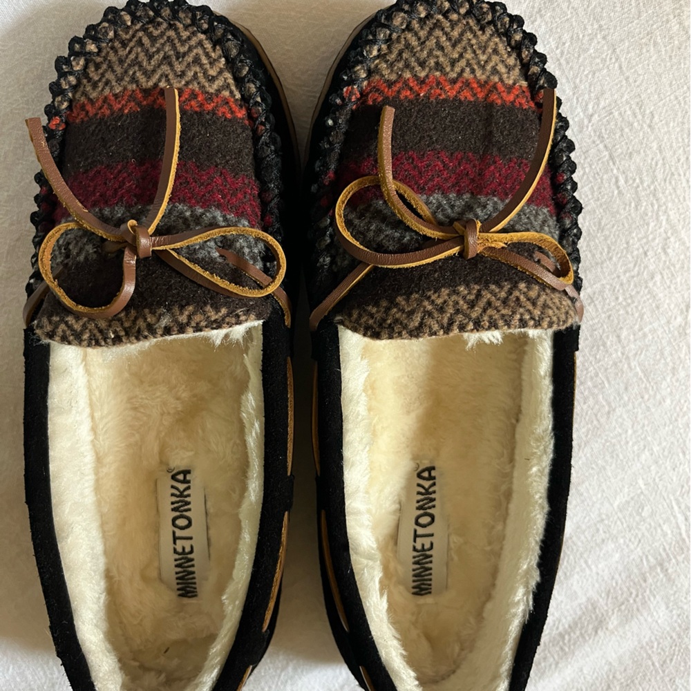 Brand New Minnetonka woman’s slippers